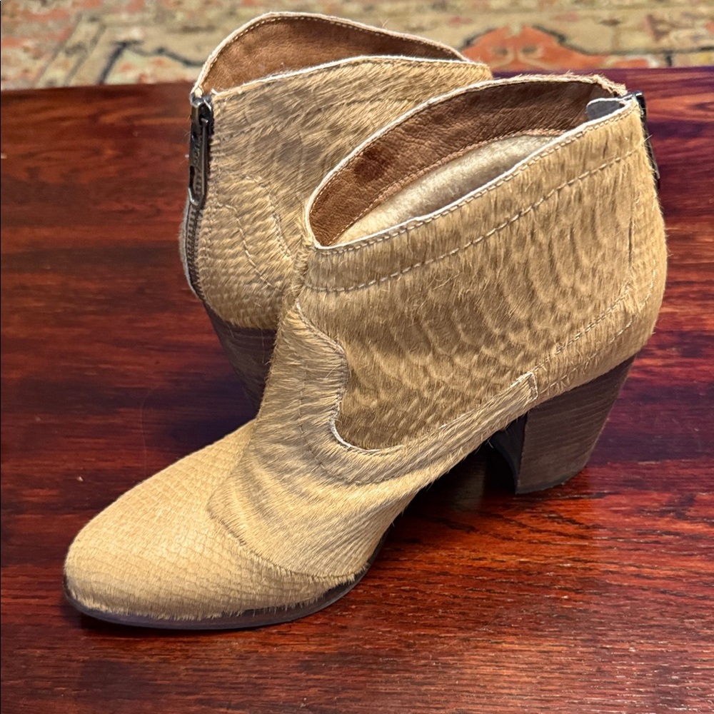 UGG WOMEN'S CHARLOTTE SNAKE BOOTS SIZE 10